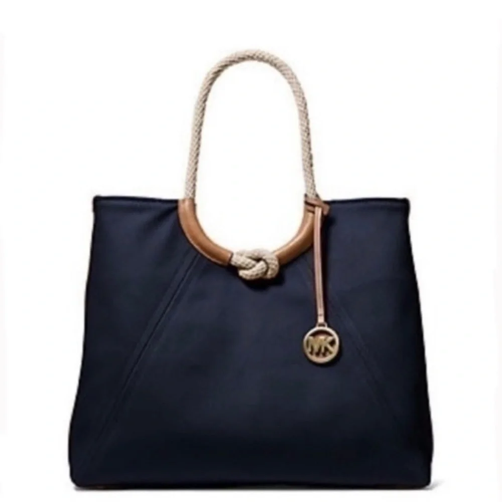 NWT. MICHAEL KORS Isla Ring Shoulder Tote